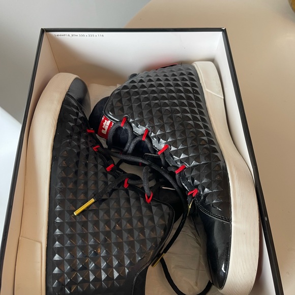 Size 11 LeBron lifestyle sneaker - Picture 2 of 3